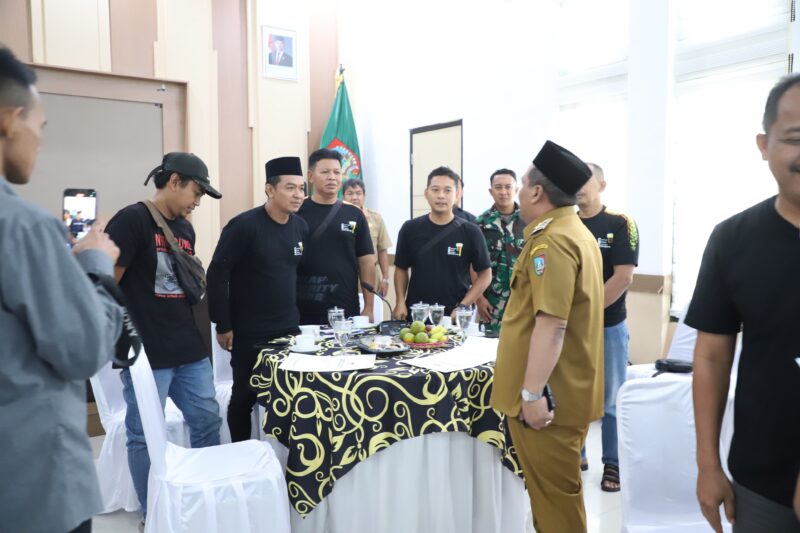 Paguyuban sound system Jombang bersama wakil bupati Salmanudin Yazid (Gus Salman) usai audiensi pembahasan aturan sound system. FOTO NANANG.