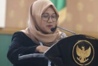 Ketua Women’s Crisis Center Kabupaten Jombang, Ana Abdillah saat sambutan di Aula Bung Tomo Pemkab. (Foto: NANANG)