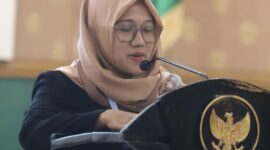 Ketua Women’s Crisis Center Kabupaten Jombang, Ana Abdillah saat sambutan di Aula Bung Tomo Pemkab. (Foto: NANANG)