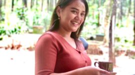 Happy Carolina pemilik kedai kopi exselsa di hutan pinus, Desa Carangwulung, Wonosalam. FOTO DOK MM