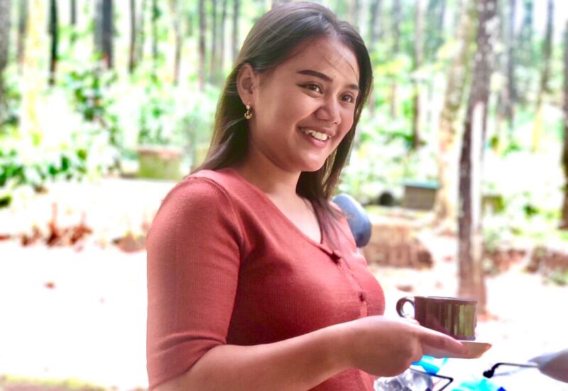 Happy Carolina pemilik kedai kopi exselsa di hutan pinus, Desa Carangwulung, Wonosalam. FOTO DOK MM
