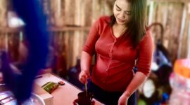 Happy Carolina pemilik kedai ketan durian dan kopi exselsa khas wonosalam, yang berlokasi di Desa Carangwulung. FOTO DOKUMEN MITRAMEDIA