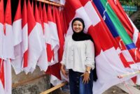 Mahasiswa UNIM saat ditemui di lapak penjualan bendera dan umbul-umbul miliknya. FOTO ZAKA