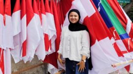 Mahasiswa UNIM saat ditemui di lapak penjualan bendera dan umbul-umbul miliknya. FOTO ZAKA