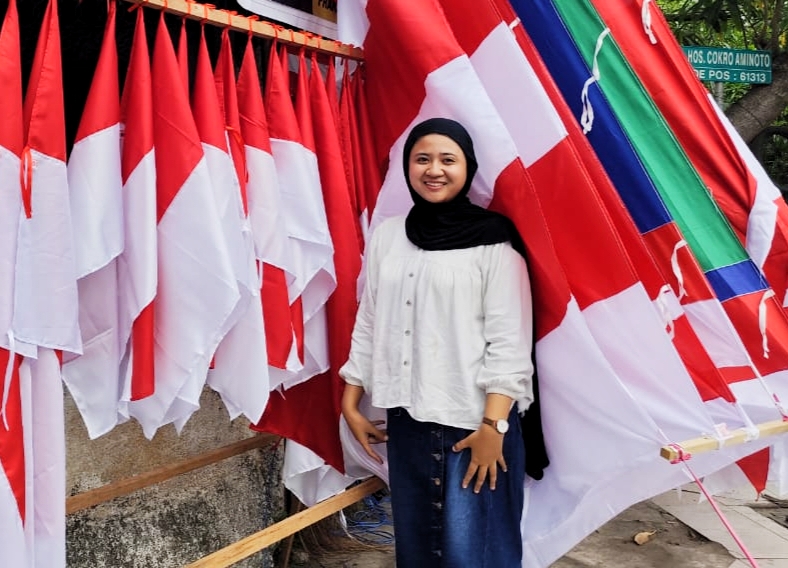 Mahasiswa UNIM saat ditemui di lapak penjualan bendera dan umbul-umbul miliknya. FOTO ZAKA