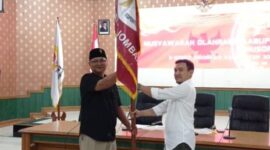 Rahmat Agung Saputra (kanan) menerima bendera pataka Cabor E-Sport dari Ketua Bidang Organisasi E-Sport Provinsi Jawa Timur Abdul Halim, diharapkan melalui penyerahan bendera pataka cabor akan bisa meningkat prestasi dan dinamika pembinaan, pembibitan atlet di Kabupaten Jombang, Rabu (30/07/2025). Foto: MITRAMEDIA.CO/ANANG