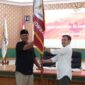 Rahmat Agung Saputra (kanan) menerima bendera pataka Cabor E-Sport dari Ketua Bidang Organisasi E-Sport Provinsi Jawa Timur Abdul Halim, diharapkan melalui penyerahan bendera pataka cabor akan bisa meningkat prestasi dan dinamika pembinaan, pembibitan atlet di Kabupaten Jombang, Rabu (30/07/2025). Foto: MITRAMEDIA.CO/ANANG