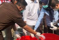 Proses pemusnahan sabu-sabu seberat 2,1 kilogram dengan cara dilarutkan ke dalam air di halaman Kantor Kejaksaan Negeri Mojokerto. FOTO ANANG. 