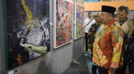 Bupati Jombang, Warsubi saat melihat berbagai lukisan yang dipamerkan di GOR Merdeka. FOTO KOMINFO. 