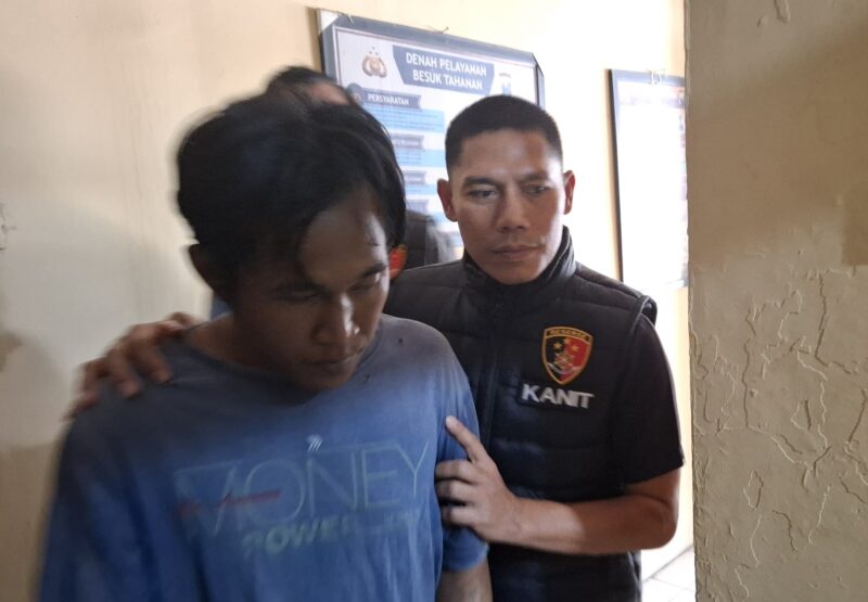 Yusuf saat diamankan di Mapolsek Mojoagung. FOTO ISTIMEWA. 