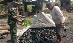 Satgas TMMD Kodim 0814 Kunjungi UMKM Pembuatan Arang Kayu, Dongkrak Peluang Ekonomi
