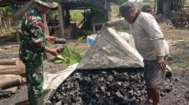 Satgas TMMD Kodim 0814/Jombang mengunjungi UMKM pembuatan arang berbahan dasar kayu. FOTO ISTIMEWA. 