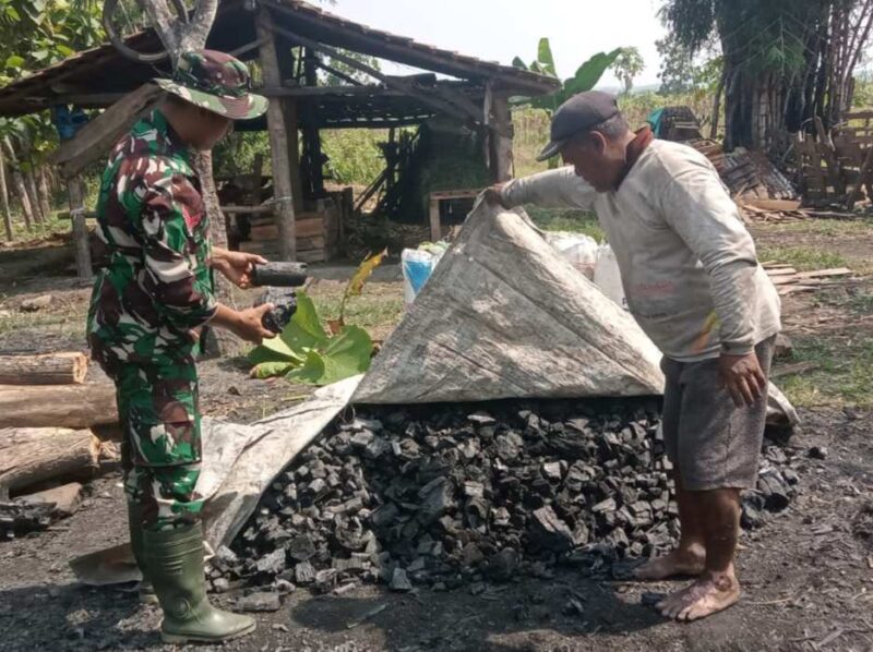 Satgas TMMD Kodim 0814/Jombang mengunjungi UMKM pembuatan arang berbahan dasar kayu. FOTO ISTIMEWA. 