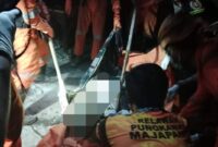 Sejumlah petugas BPBD Jombang dibantu relawan saat melakukan evakuasi jasad korban. FOTO RELAWAN.