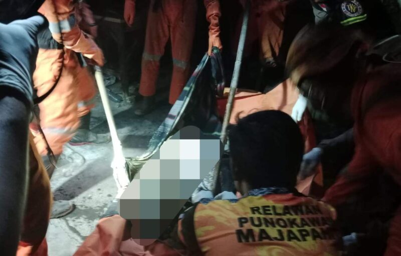 Sejumlah petugas BPBD Jombang dibantu relawan saat melakukan evakuasi jasad korban. FOTO RELAWAN. 