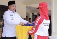 Bupati Jombang, Warsubi secara simbolis serahkan bendera latihan pasukan pengibar bendera. FOTO: NANANG.
