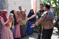 Asisten Logistik (Aslog) Panglima TNI, Mayjend TNI Chandra Wijaya bersama Bupati Jombang, Warsubi saat berbincang hangat dengan warga Desa Kromong. ISTIMEWA