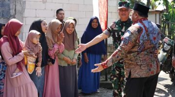 Asisten Logistik (Aslog) Panglima TNI, Mayjend TNI Chandra Wijaya bersama Bupati Jombang, Warsubi saat berbincang hangat dengan warga Desa Kromong. ISTIMEWA
