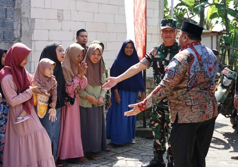 Asisten Logistik (Aslog) Panglima TNI, Mayjend TNI Chandra Wijaya bersama Bupati Jombang, Warsubi saat berbincang hangat dengan warga Desa Kromong. ISTIMEWA