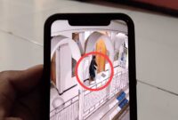 Sebuah rekaman kamera CCTV yang memperlihatkan seorang pemuda memakai pakaian serba hitam mencongkel kotak amal musala di Dusun Parimono, Desa Plandi. FOTO ANANG CHAERUDIN