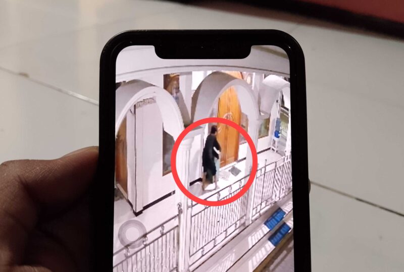 Sebuah rekaman kamera CCTV yang memperlihatkan seorang pemuda memakai pakaian serba hitam mencongkel kotak amal musala di Dusun Parimono, Desa Plandi. FOTO ANANG CHAERUDIN