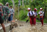 Anak-anak di Desa Kromong menenteng sepatu saat pulang sekolah. FOTO ISTIMEWA