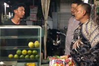 Anggota DPRD Jatim, Sumardi didampingi Anggota DPRD Jombang, Arif Sutikno saat berdialog dengan salah satu pedagang di stand UMKM gelar potensi desa di Alun-Alun Cemara. FOTO ANANG