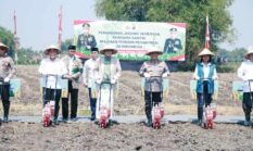 Polri Tanam Jagung di Lahan Ponpes Tebuireng Jombang