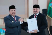 Bupati Jombang, Warsubi saat prosesi penyerahan SK Dewan Pendidikan kepada Hari  Sukemi atau Krisna TVRI. DOK PEMKAB JOMBANG. 