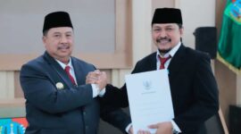 Bupati Jombang, Warsubi saat prosesi penyerahan SK Dewan Pendidikan kepada Hari  Sukemi atau Krisna TVRI. DOK PEMKAB JOMBANG. 