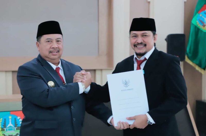 Bupati Jombang, Warsubi saat prosesi penyerahan SK Dewan Pendidikan kepada Hari  Sukemi atau Krisna TVRI. DOK PEMKAB JOMBANG. 