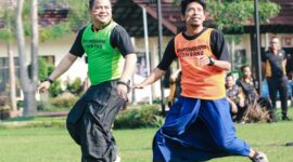 Kapolres Jombang, AKBP Ardi Kurniawan (kiri) mengenakan sarung saat berebut bola dengan jurnalis Fredi Prasetyo atau Gus Fredi di Lapangan Mapolres Jombang. DOK MITRAMEDIA