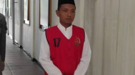 Terdakwa Adi Sanjaya dengan kondisi tangan terborgol dan memakai rompi kejaksaan saat hendak menjalani sidang di Pengadilan Negeri Jombang. FOTO  ANANG