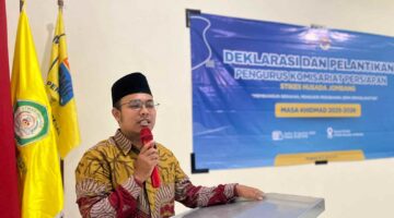 Majelis Pembina Komisariat PMII STIKes Husada Jombang, Rohmadi saat sambutan dalam deklarasi sekaligus pelantikan pengurus komisariat persiapan. FOTO IST.