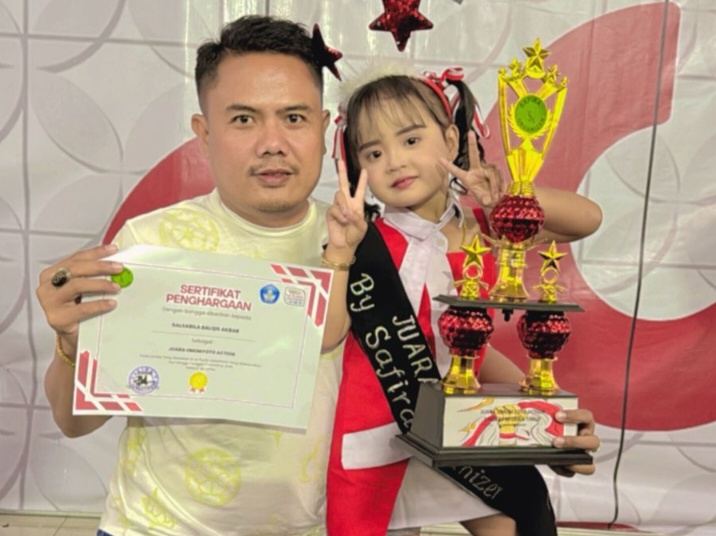 Salsabila Balqis Akbar bersama sang ayah, Baihaqi. FOTO ANANG