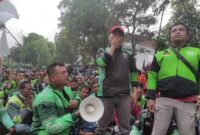 Ojol saat melakukan orasi di depan Mapolres Jombang. FOTO MITRAMEDIA