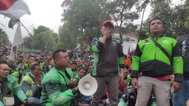 Ojol saat melakukan orasi di depan Mapolres Jombang. FOTO MITRAMEDIA