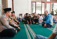 Kepolres Jombang saat memberikan imbauan kepada sejumlah pelajar. FOTO MITRAMEDIA