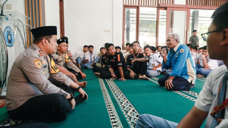 Kepolres Jombang saat memberikan imbauan kepada sejumlah pelajar. FOTO MITRAMEDIA