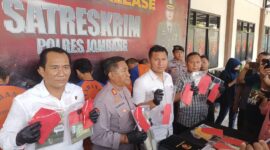 Satreskrim Polres Jombang saat menunjukkan barang bukti kasus kejahatan jalanan dalam jumpa pers di Mapolres Jombang. FOTO ANANG