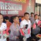 Satreskrim Polres Jombang saat menunjukkan barang bukti kasus kejahatan jalanan dalam jumpa pers di Mapolres Jombang. FOTO ANANG