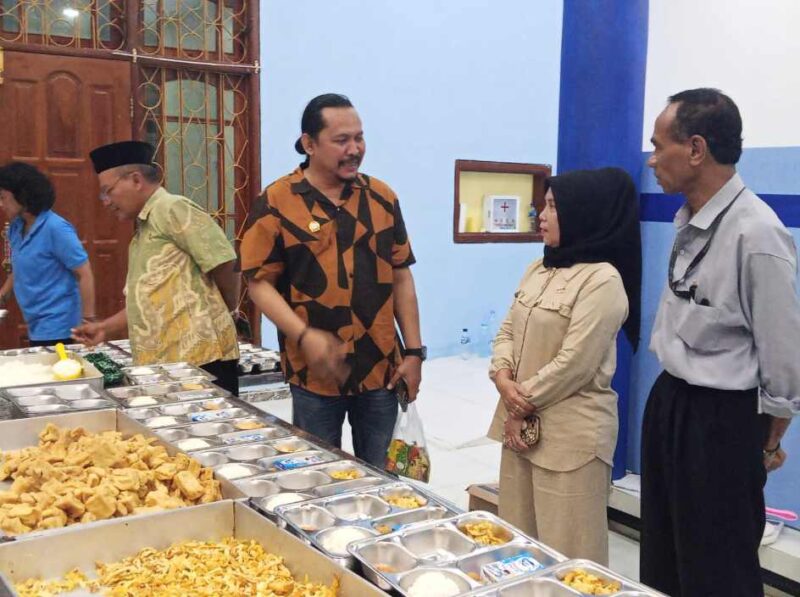 Dewan pendidikan saat melakukan inspeksi mendadak di SPPG Kepatihan dan tidak menemukan kendala di SPPG. FOTO MITRAMEDIA