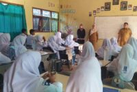 Para guru saat melakukan pengecekan kesiapan siswa mebghadapi PTS di SMK Negeri Gudo. FOTO MITRAMEDIA