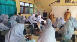 Para guru saat melakukan pengecekan kesiapan siswa mebghadapi PTS di SMK Negeri Gudo. FOTO MITRAMEDIA