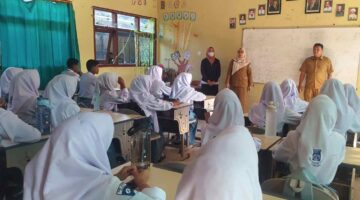 Para guru saat melakukan pengecekan kesiapan siswa mebghadapi PTS di SMK Negeri Gudo. FOTO MITRAMEDIA