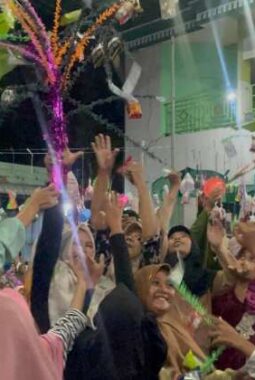 Pesta Rezeki di Halaman Masjid, Grebeg Maulid, Tradisi Unik Warga Jombang