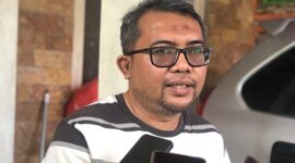 Akhmad Affandi alias AA saat mengklarifikasi berita tidak benar. Ia membeberkan data bahwa ia merupakan korban dan tidak menggelapkan material bangunan. FOTO ANANG