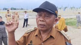 Kepala Desa Mancilan, Kecamatan Mojoagung, Jupri saat diwawancarai wartawan di lokasi proyek yang ditutup pemkab. FOTO ANANG