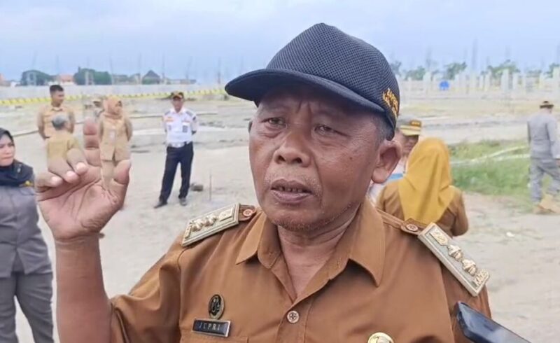 Kepala Desa Mancilan, Kecamatan Mojoagung, Jupri saat diwawancarai wartawan di lokasi proyek yang ditutup pemkab. FOTO ANANG