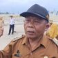 Kepala Desa Mancilan, Kecamatan Mojoagung, Jupri saat diwawancarai wartawan di lokasi proyek yang ditutup pemkab. FOTO ANANG